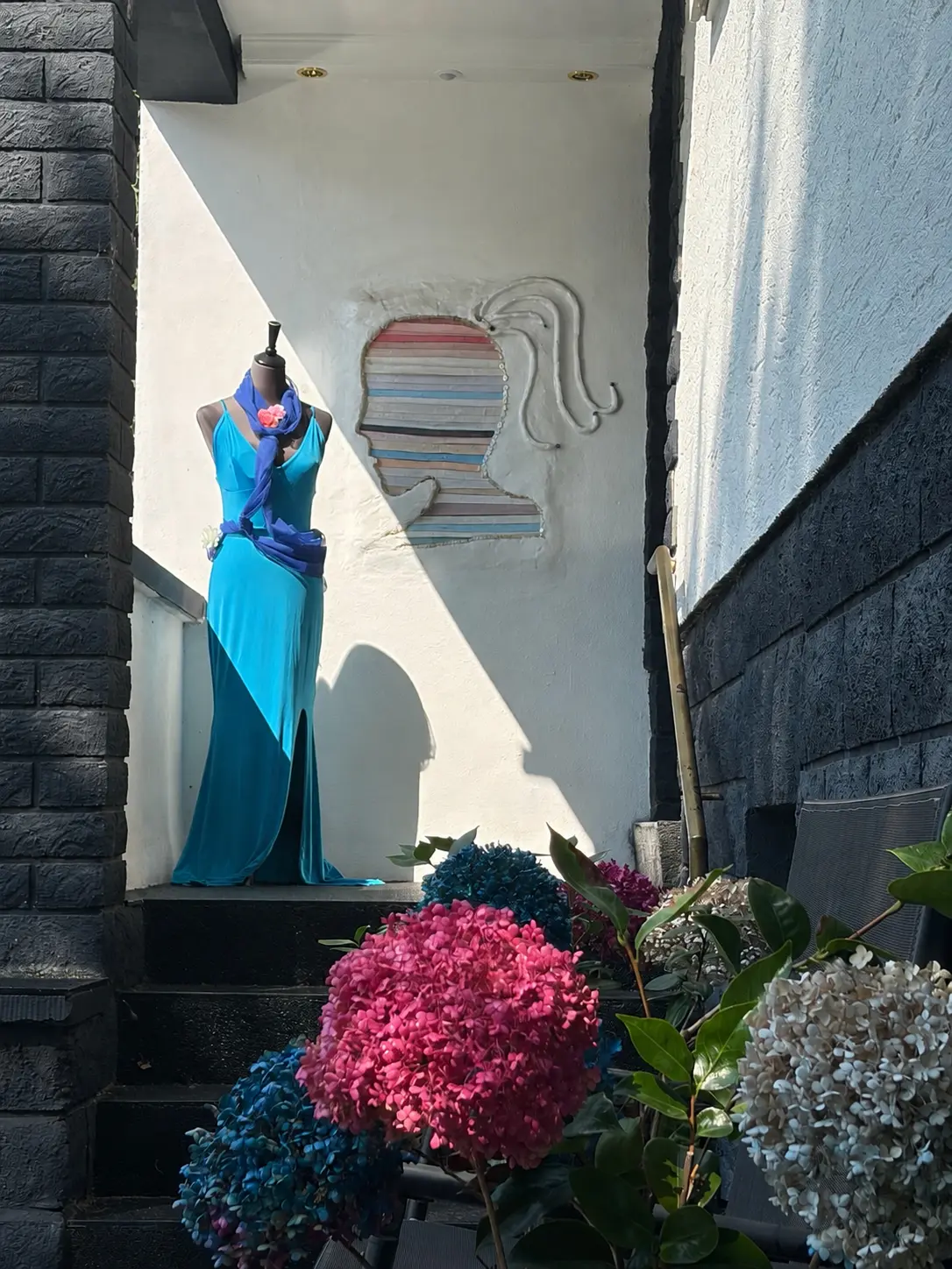 Eingang der Schneiderei Elz mit blauem Kleid