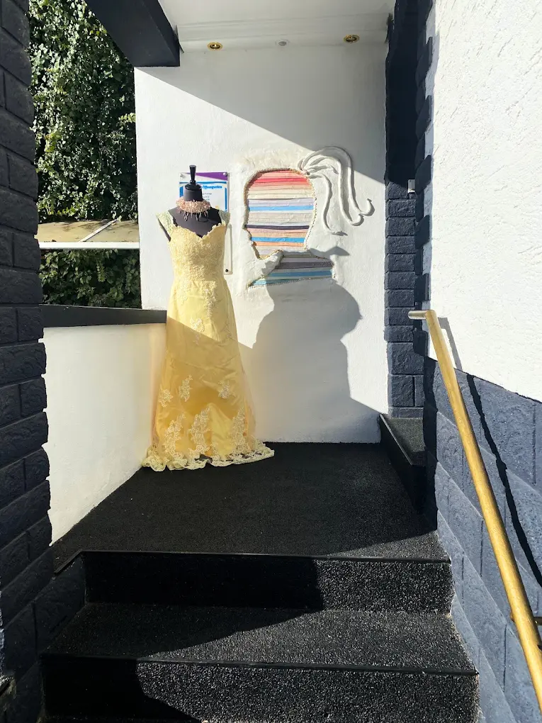 Eingang der Schneiderei Elz mit goldenem Kleid
